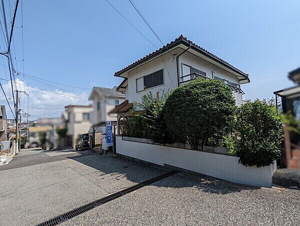 周辺には商業施設や教育施設が充実し、幅広い世帯に寄り添う住環境です。緑が豊かな点も魅力的です。【現地土地写真】