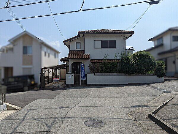 上水道・下水道・ガス管の公共施設は敷地内へ整備済みとなっています。隣接地境界鋲も全て整備済みです。【現地土地写真】
