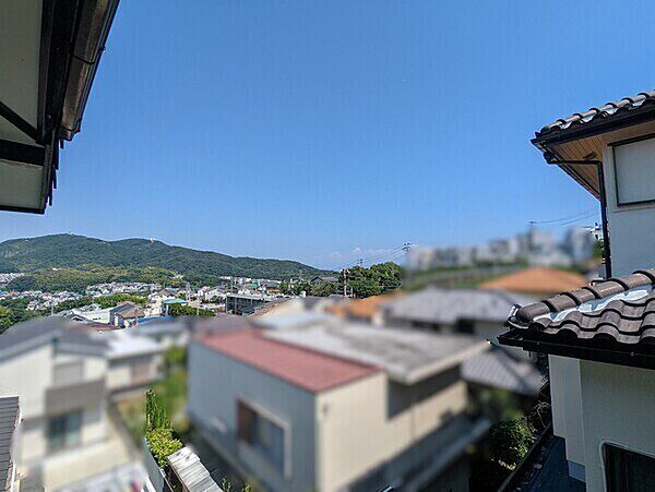 既存建物の2階からの景色(南東側)。緑豊かな住環境で、移り行く季節を感じながら暮らせます。【既存建物からの眺望】