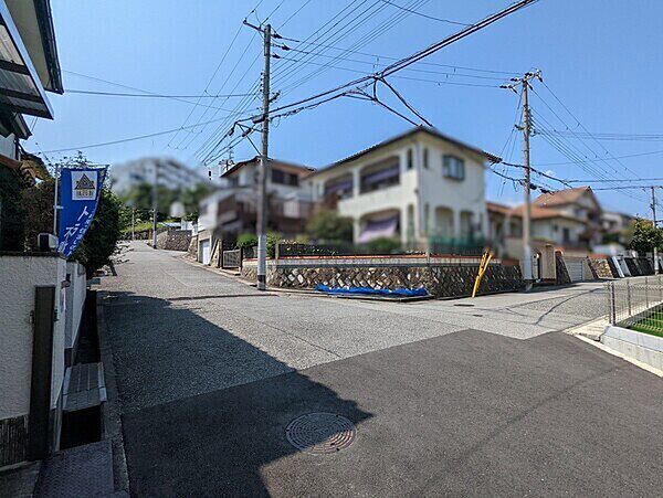 計画的に開発された住宅地ならではの整った街並みが特徴です。前面道路はアスファルト舗装済み。【前面道路を含む現地写真】
