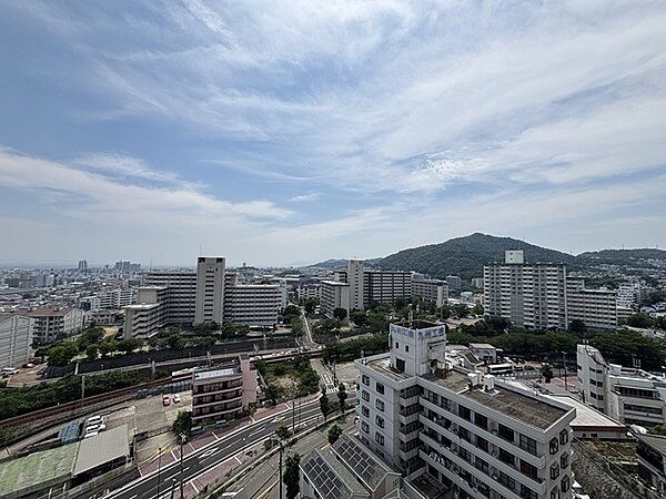 天気の良い日は、気持ちの良い青空が広がります。ぜひ現地で実際の陽当り状況や眺望をお確かめください。【住戸からの眺望写真】