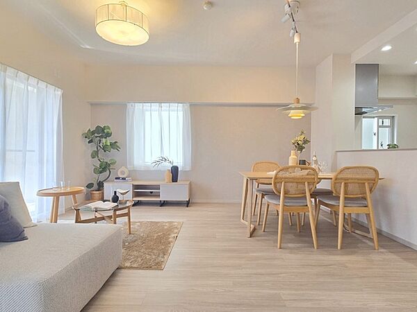 バルコニー側と二方向とキッチンにも窓のある明るさあふれる端部屋、三方に窓のあるエレベータ停止階