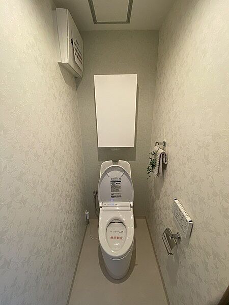 ※販売対象に家具・調度品は含まれません。温水洗浄便座付きです。リモコンが壁に設置され、便座周りの拭き掃除がスムーズです。