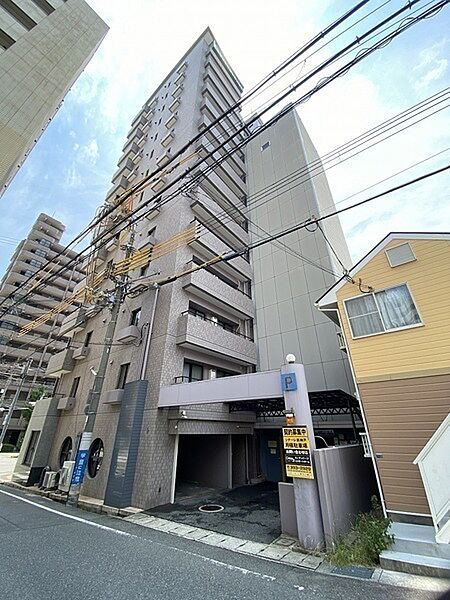 宅配ボックスが設置されているため、不在時やお子さまだけでのお留守番時などの荷物受け取りに便利です。【現地外観写真】
