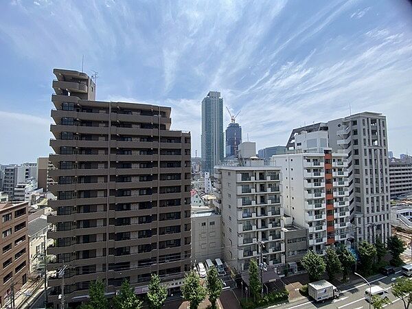 市街地を見渡せる南東側バルコニーからの眺望。暖かな光が差し込み、陽当り・通風ともに良好です。【住戸からの眺望写真/南東側バルコニー】