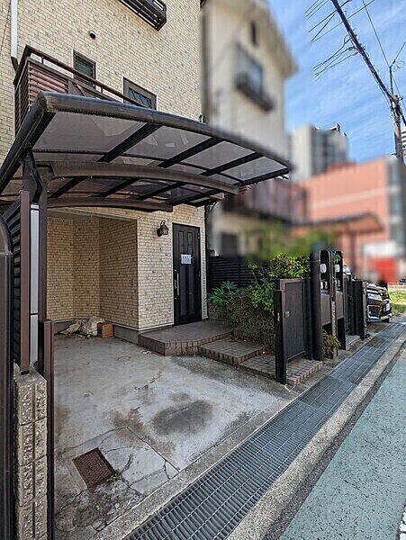 敷地が前面道路約5.8?に接道しているため、車の入出庫がしやすくなっています。