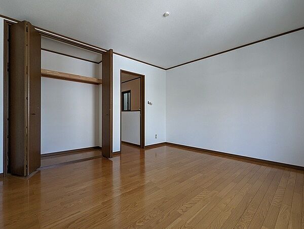 3階北側洋室　天井の高さいっぱいまである収納力が魅力のクローゼット