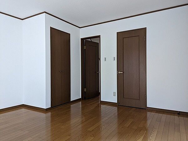 1階洋室　クロス貼替ＷＩＣに加えもうひとつの収納があり居住空間を有効に利用することができます。