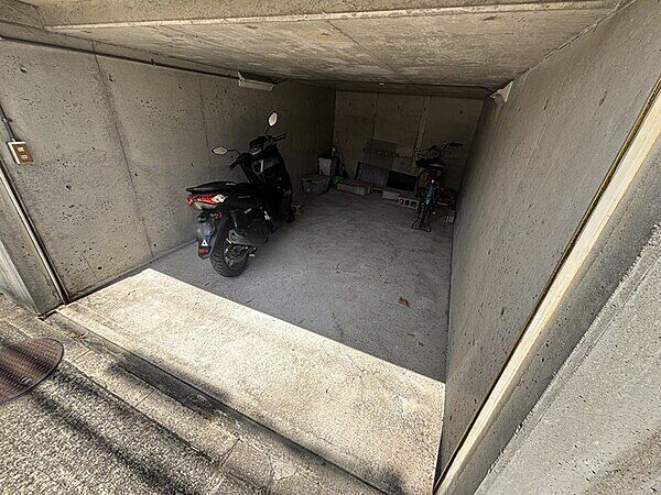 堀込式シャッター付き車庫。奥行5.1m、高さ1.8m、幅2.79m
