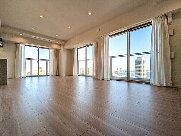 角住戸となり採光・通風・眺望が得られ、花火もリビングよりお楽しみいただけます。