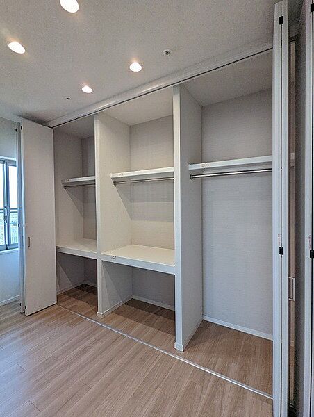 床から天井まで収納棚を配置、大きく開放できるよう扉も移動式を採用しています。
