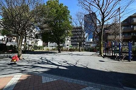 新宿区立新小川公園 730m