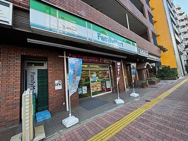 ファミリーマート伝通院前店 220m