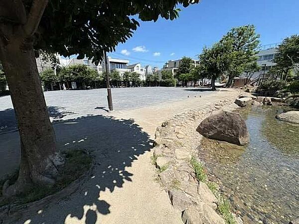 世田谷区立北沢公園 300m