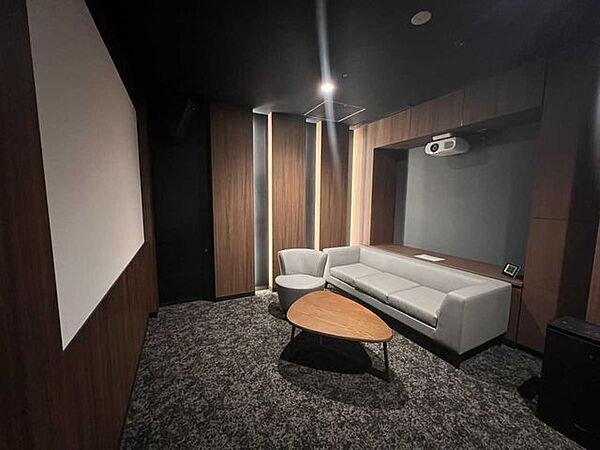 静かな空間で映画鑑賞が可能なシアタールーム