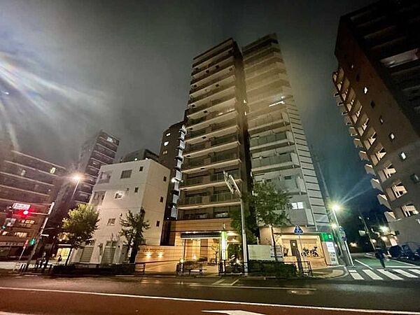 写真中央2棟ある同程度の高さの建物の左側