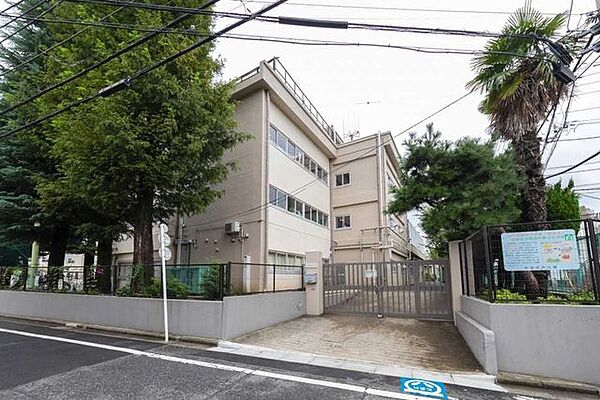 杉並区立高井戸第三小学校 160m