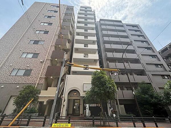左から2番目の白い建物
