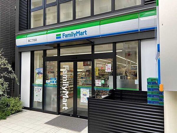 ファミリーマート 湊二丁目店 180m
