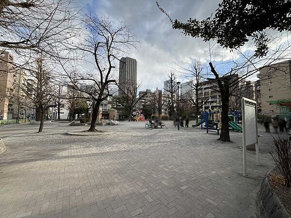 月島第一児童公園 240m