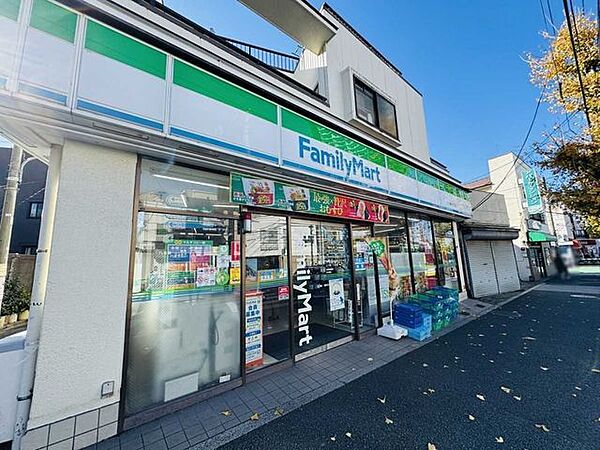 ファミリーマート上十条一丁目店 130m