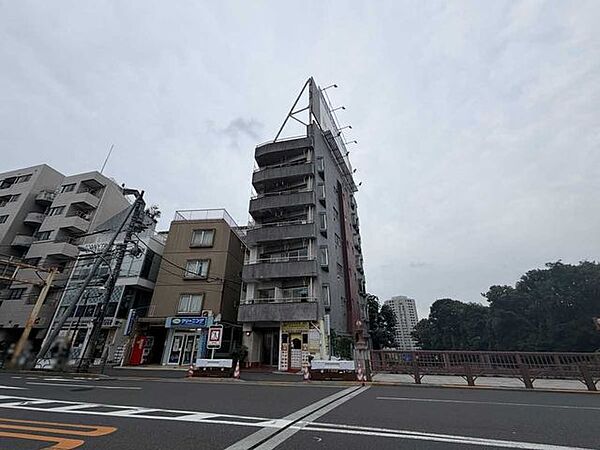写真中央の建物