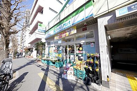ファミリーマート 本駒込駅前店 300m