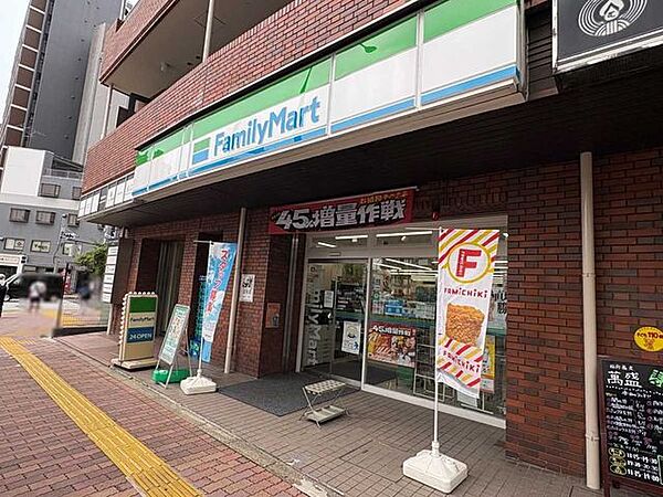 ファミリーマート　伝通院前店 40m