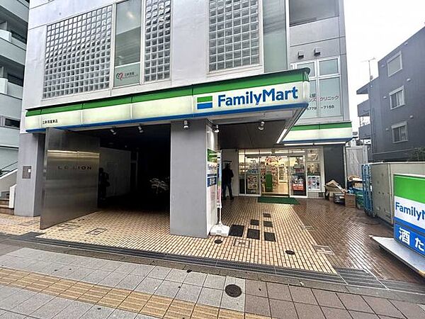 ファミリーマート三軒茶屋東店 40m