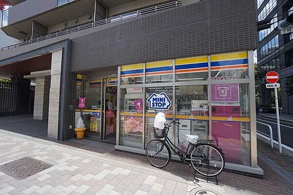 ミニストップ上野池之端店 70m