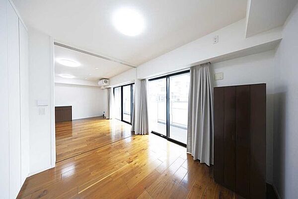 手前：約5.7帖の洋室　奥側：LD家具調度品は価格に含まれません。