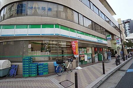 ファミリーマート麻布十番店 150m