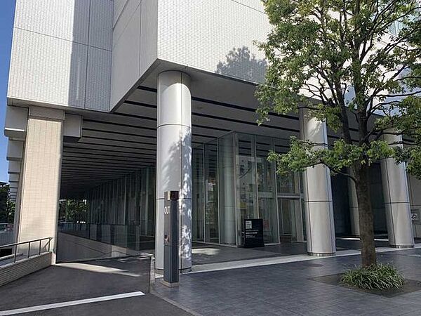 豊島区立中央図書館 70m