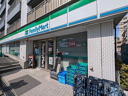  ファミリーマート 牛込柳町駅前店 200m