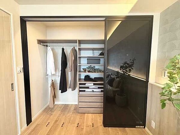 ベットが設置されている部屋の収納