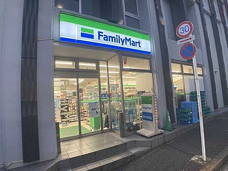 ファミリーマート五反田駅前店 700m