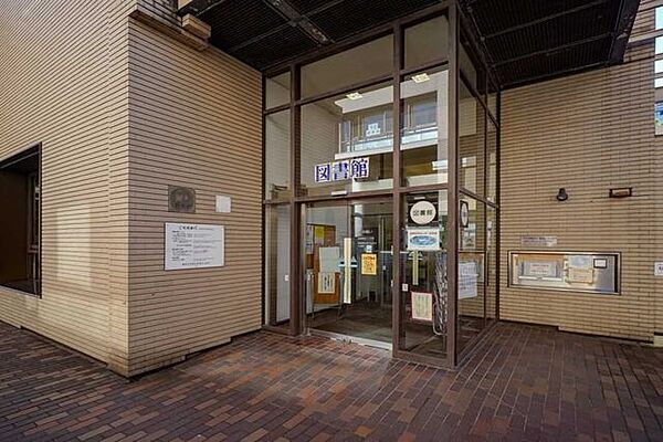 目黒区民センター図書館 550m