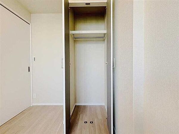 約4.2帖の洋室のクローゼットです