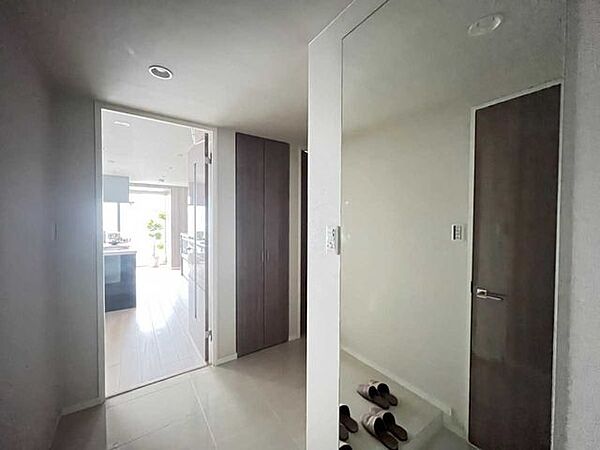 玄関横にシューズインクローゼットあり、小さめのトランクなども収納いただけます。