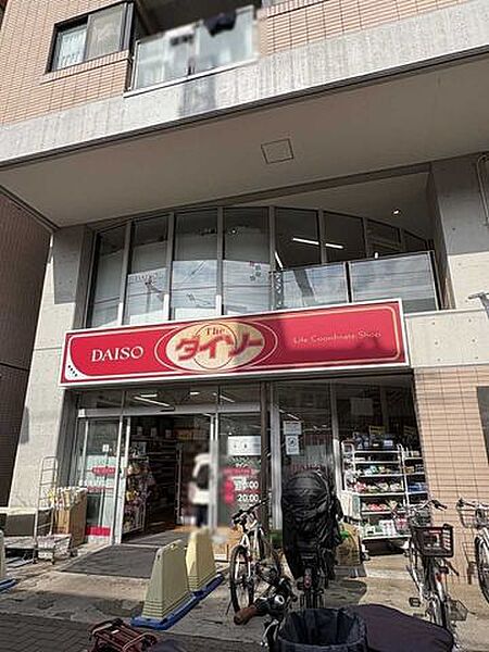 ダイソー喜多見駅前店 210m