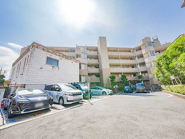 駐車場は有料です。空き状況は担当までお問い合わせください。