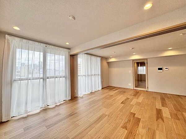 手前が洋室、奥はLDK