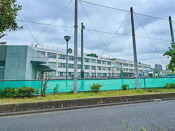 世田谷区立東深沢小学校 690m