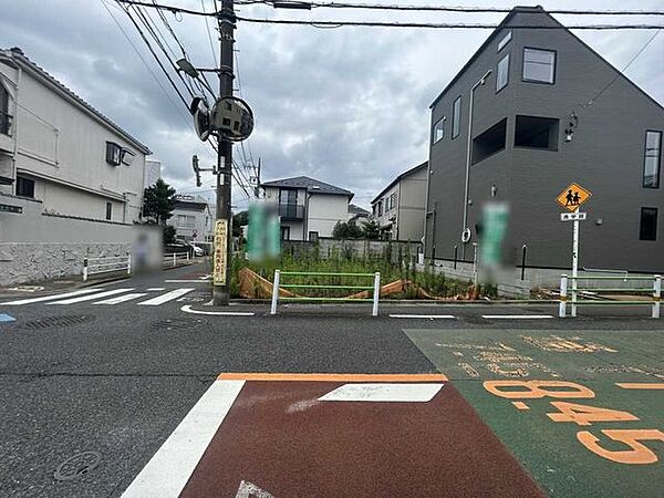 東側約7.9m公道（画像手前の道路）