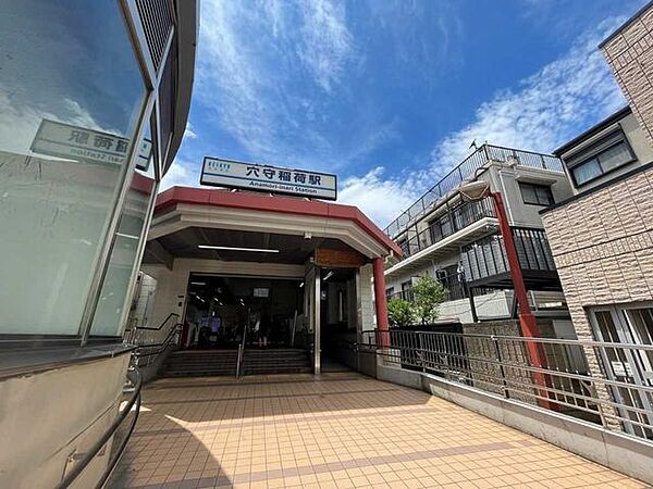 京急空港線「穴守稲荷」駅 594m