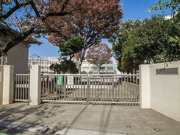 区立桜町小学校 270m