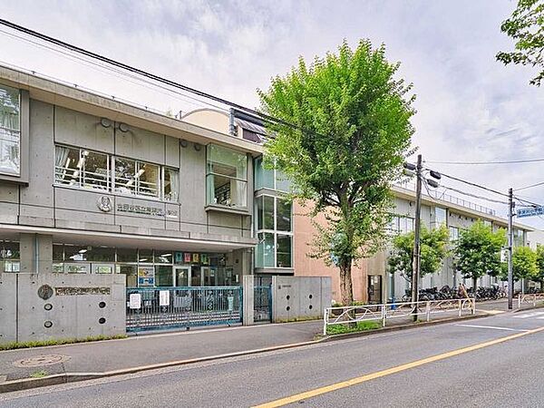 世田谷区立深沢小学校 590m