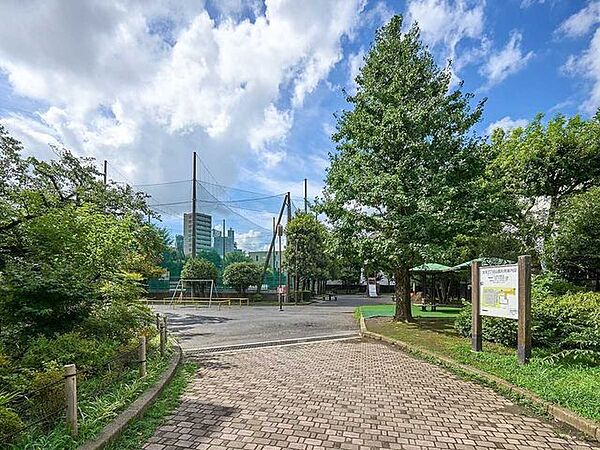 池尻3丁目公園 600m