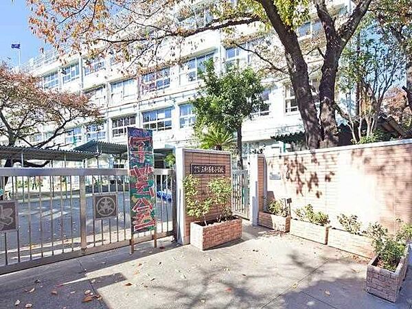区立三軒茶屋小学校 280m