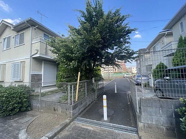 南西側から南側前面道路を撮影